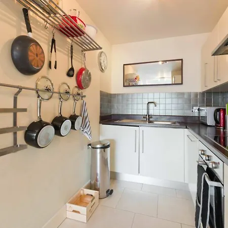 Spacious Dual-aspect 2 Bedroom * 더블린