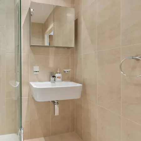 Spacious Dual-aspect 2 Bedroom *