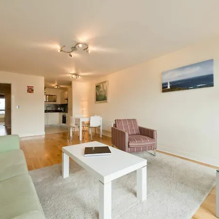 Spacious Dual-aspect 2 Bedroom *