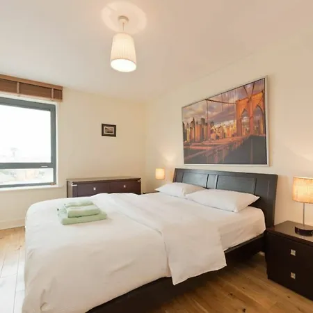 Spacious Dual-aspect 2 Bedroom