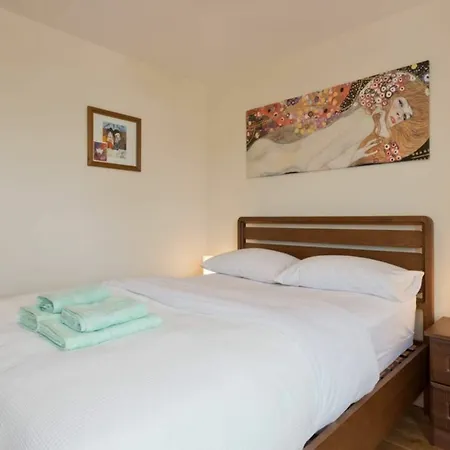 Spacious Dual-aspect 2 Bedroom * Dublin