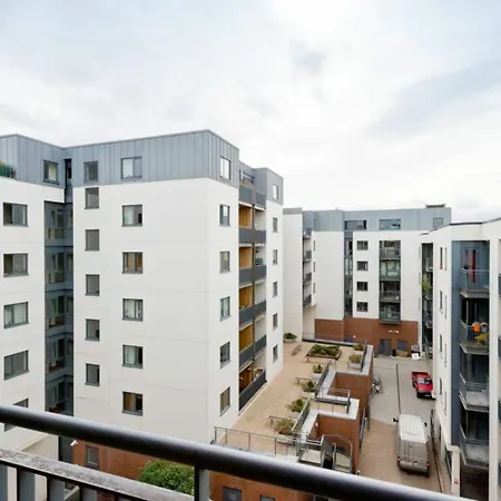 Spacious Dual-aspect 2 Bedroom