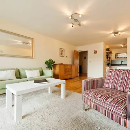 Apartment Spacious Dual-aspect 2 Bedroom